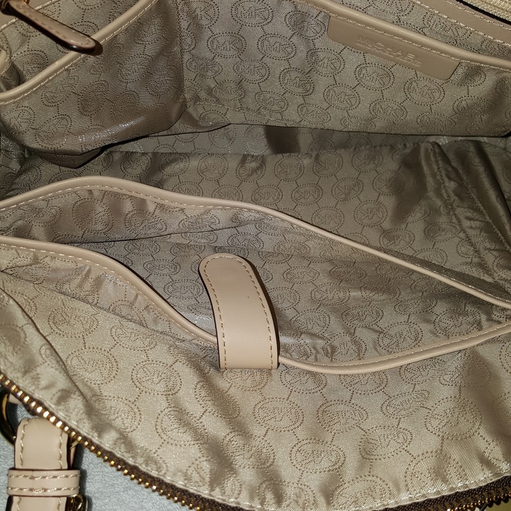 *SOLD* Michael Kors Jet Set Multifunction Satchel - Picture 6 of 8